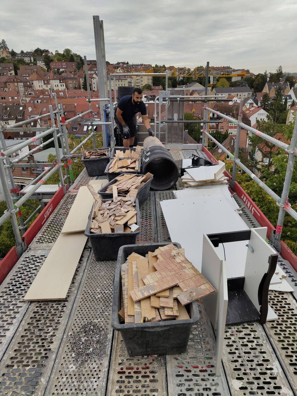 Rückbau über den Dächern von Stuttgart – Materialtransport über das Gerüst